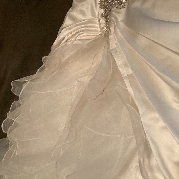 Davids Bridal Wedding Dress - Ivory - Picture 6 of 16